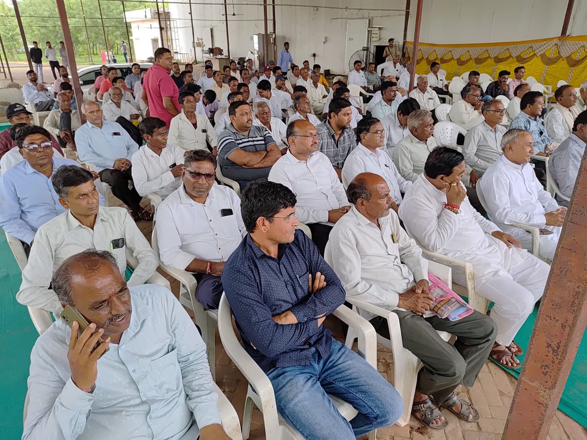 devusinh's tweet photo. અમૂલ ડેરીની ચૂંટણી સંદર્ભે કપડવંજ બ્લોકનું મતદાર સંમેલન નવાગામ ખાતે યોજાયું. 

જિલ્લા પ્રમુખ શ્રીમતી નયનાબેન પટેલ, અમૂલના ચૂંટણી ઇન્ચાર્જ શ્રી અજયભાઈ બ્રહ્મભટ્ટ, ધારાસભ્યશ્રીઓ રાજેશભાઈ ઝાલા, માનસિંહભાઈ ચૌહાણ, પૂર્વ ધારાસભ્યશ્રી કનુભાઈ ડાભી ઉપસ્થિત રહ્યા. https://t.co/xa2HMJNety