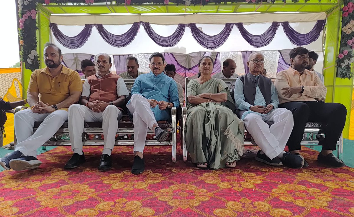devusinh's tweet photo. અમૂલ ડેરીની ચૂંટણી સંદર્ભે કપડવંજ બ્લોકનું મતદાર સંમેલન નવાગામ ખાતે યોજાયું. 

જિલ્લા પ્રમુખ શ્રીમતી નયનાબેન પટેલ, અમૂલના ચૂંટણી ઇન્ચાર્જ શ્રી અજયભાઈ બ્રહ્મભટ્ટ, ધારાસભ્યશ્રીઓ રાજેશભાઈ ઝાલા, માનસિંહભાઈ ચૌહાણ, પૂર્વ ધારાસભ્યશ્રી કનુભાઈ ડાભી ઉપસ્થિત રહ્યા. https://t.co/xa2HMJNety