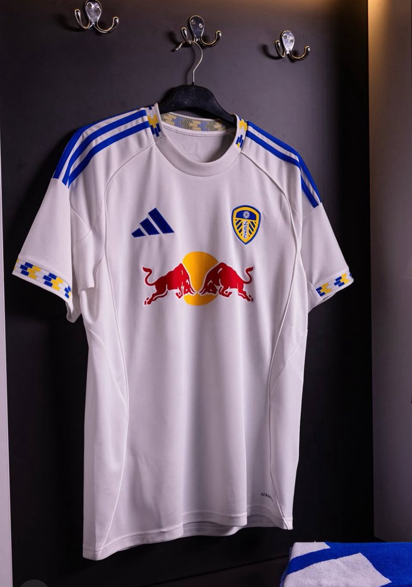 🤍 BACK IN THE PREMIER LEAGUE! 🦚 

Our 2025/26 home kit, a tribute to Elland Road’s iconic Lowfields Tunnel. Celebrate our return to the top flight in style! 💪 #LUFC 

leedsunited.sjv.io/XmEM6G