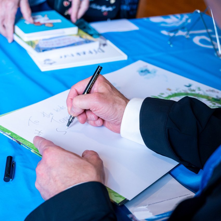 La remise du Prix UNICEF de littérature jeunesse 2025, pour notre album "Natura" (catégorie 3-5 ans) ! 🌍📚

L’auteur Yuval Zommer était présent à l’Assemblée Générale de l’UNICEF pour recevoir le prix, échanger avec les jeunes lecteurs😊

Merci à l’UNICEF France <a href="/UNICEF_france/">UNICEF France</a>