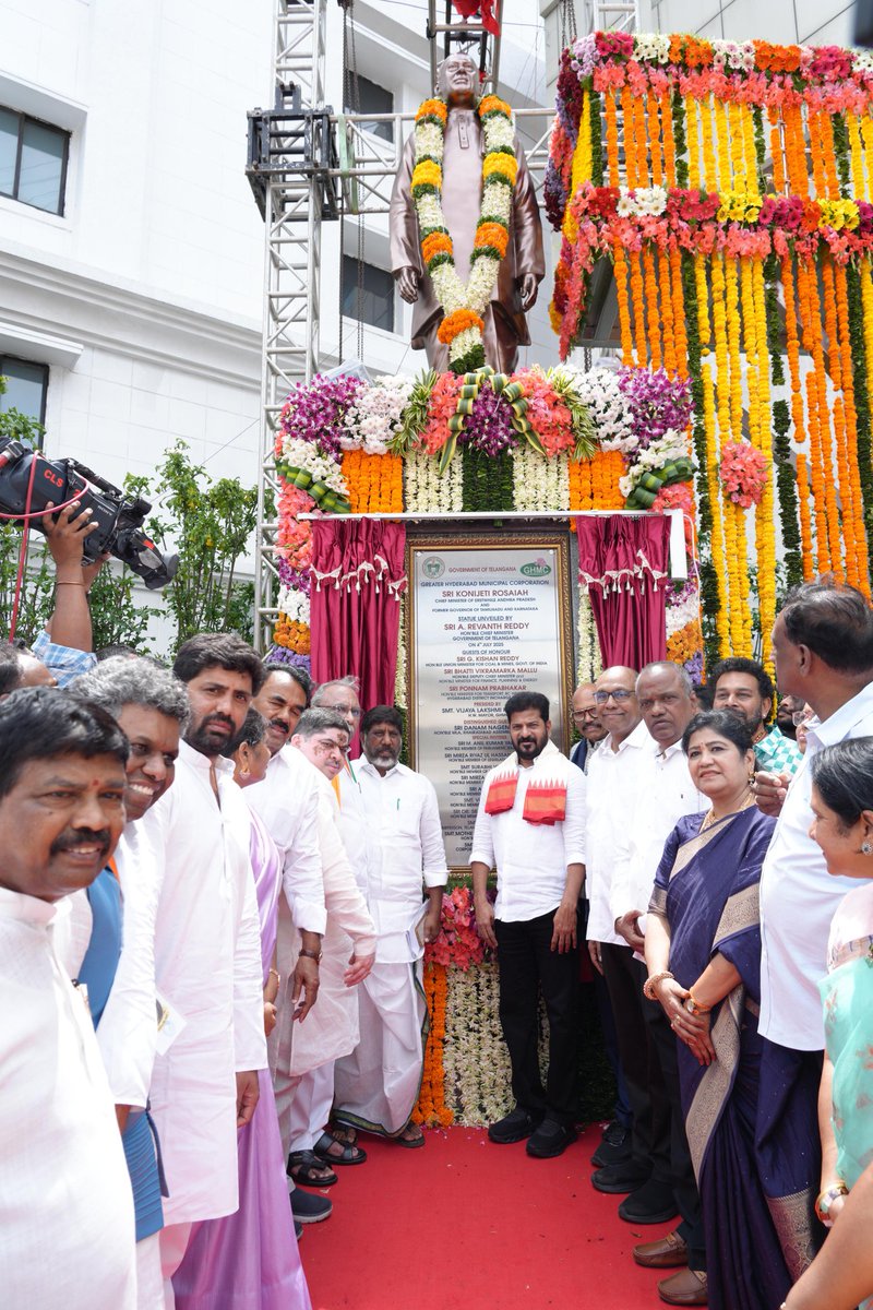 ఇవాళ హైదరాబాద్ లక్డీకాపూల్ లో మాజీ ముఖ్యమంత్రి కొణిజేటి రోశయ్య గారి విగ్రహాన్ని ఏఐసీసీ అధ్యక్షుడు మల్లికార్జున ఖర్గే గారు, సీఎం రేవంత్ రెడ్డి గారు ఆవిష్కరించారు. 
ఈ కార్యక్రమానికి పీసీసీ చీఫ్ మహేష్ కుమార్ గౌడ్ మరియు డిప్యూటీ సీఎం మల్లు భట్టివిక్రమార్క గారితో పాటు సహచర మంత్రులతో