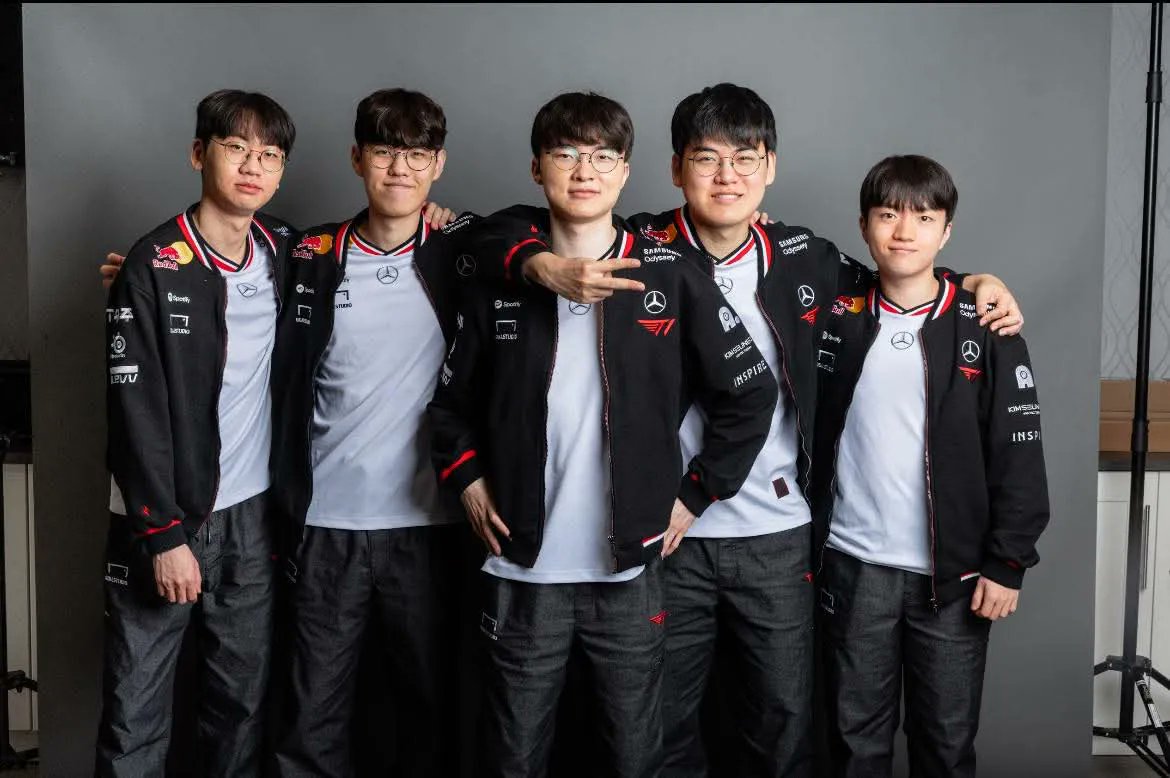 gumayusinism's tweet photo. LOOK AT OUR TEAM Y'ALL 🥺🥺🥺

#T1WIN https://t.co/knKGRF0TSg