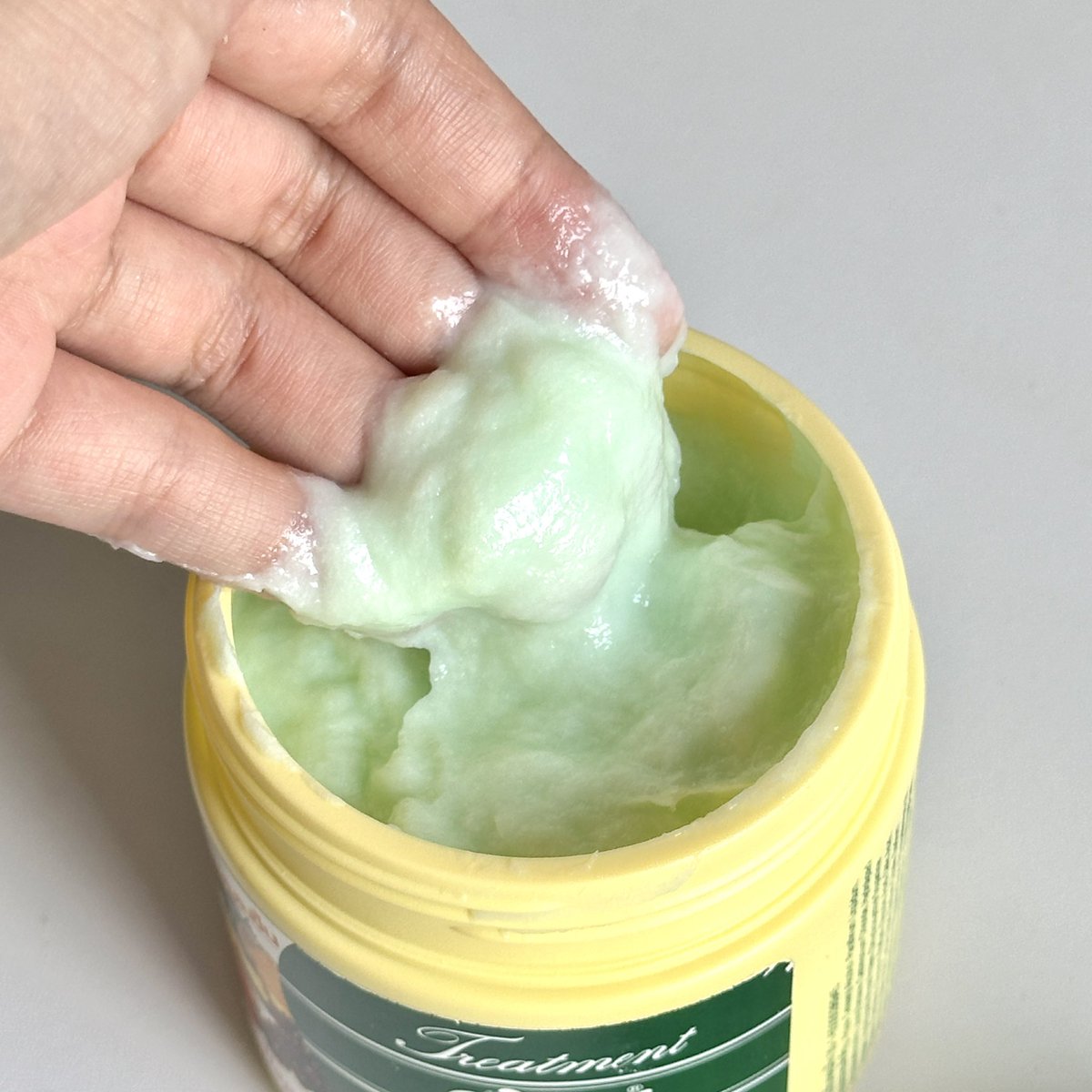 nnzniiniwz's tweet image. ทรีทเม้นท์ในตำนานที่ยังใช้ดีตลอดด🫶✨ Caring ฝาเขียว สูตร AHA💚 เหมาะกับผมแห้งเสียมากแบบเรา เพราะทำสีผมเยอะ เราใช้หมักทิ้งไว้ พอเป่าแห้งเสร็จผมนุ่มลื่น เรียบตรง กลิ่นก็หอมติดผมข้ามวัน
ตอนนี้มีขนาดแบบซองแล้วนะ ราคาดีด้วยย 

 📍หาซื้อได้ง่ายมาก ที่ร้านค้าชั้นนำทั่วไป หรือใน 7-11…