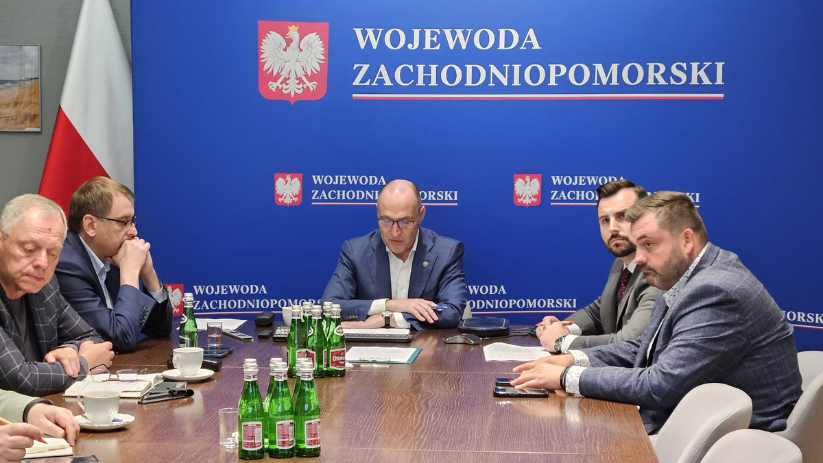 Zachodniopomorski Urząd Wojewódzki (@zuw_szczecin) on Twitter photo Wojewoda <a href="/AdamRudawski/">Adam Rudawski</a> odpowiada na pytania samorządowców z przygranicznych gmin i powiatów na temat przygotowań do czasowego wprowadzenia kontroli na granicy z Niemcami. W wideokonferencji uczestniczą wicewojewodowie <a href="/B_Brozynski/">Bartosz Brożyński</a> <a href="/KrystekDawid/">Dawid Krystek</a>
#BezpiecznaGranica Wojewoda <a href="/AdamRudawski/">Adam Rudawski</a> odpowiada na pytania samorządowców z przygranicznych gmin i powiatów na temat przygotowań do czasowego wprowadzenia kontroli na granicy z Niemcami. W wideokonferencji uczestniczą wicewojewodowie <a href="/B_Brozynski/">Bartosz Brożyński</a> <a href="/KrystekDawid/">Dawid Krystek</a>
#BezpiecznaGranica