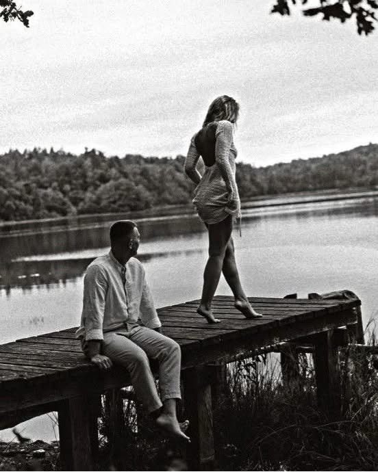 - Tu es amoureux ?
- Non, elle me trouble, me séduit et m'inquiète, m'attire et m'effraye.
Je me méfie d'elle comme d'un piège, et j'ai envie d'elle comme d'un sorbet quand on a soif. 
Je subis son charme. Je me sens en contact avec un être anormal, en dehors des règles