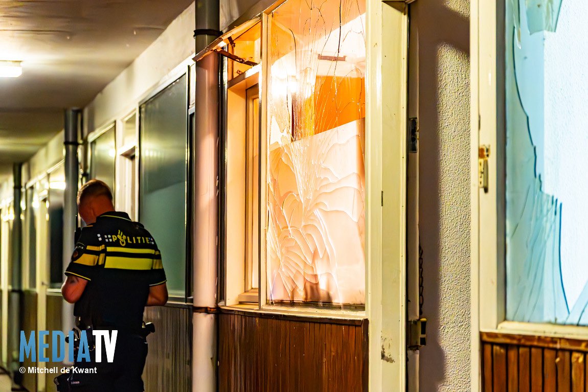 Op de vierde verdieping van een flat aan de Oldegaarde in Rotterdam heeft een explosie plaatsgevonden. In de woning waren drie mensen aanwezig, niemand raakte gewond.

mediatv.nl/nieuws/nieuws/…