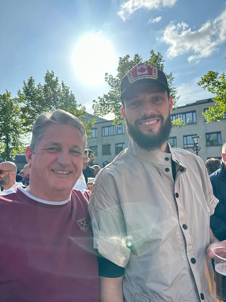 capetownhammers's tweet image. That time when our very own Alan bumped into Andy Carroll in Alkmaar. ๐ฟ๐ฆโ๏ธ #CapeTownHammers #COYI #WHUFC