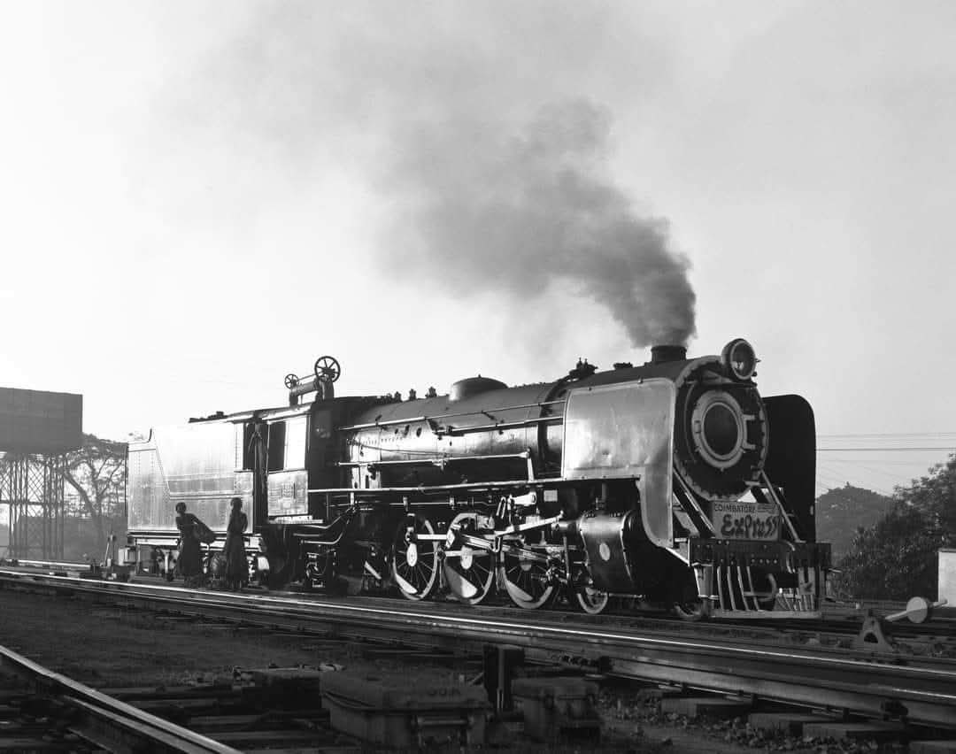Echoes of Steam, Steel and Legacy!🚂

Behold the TELCO-built YP 2392, a steam beauty of the metre gauge era, stands poised at #Madurai ready to lead the #coimbatore Express.🔥

#Heritage in motion!

#vintage #Steamera #SaturadaySteam #SouthernRailway #IndianRailways