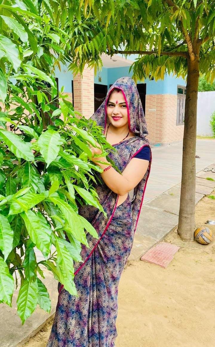 हम जिसकी इज्जत करते हैं वो हमे मजबूर समझते हैं,
हम जिसे प्यार करते हैं वही हमें बेवकूफ़ समझते हैं।।