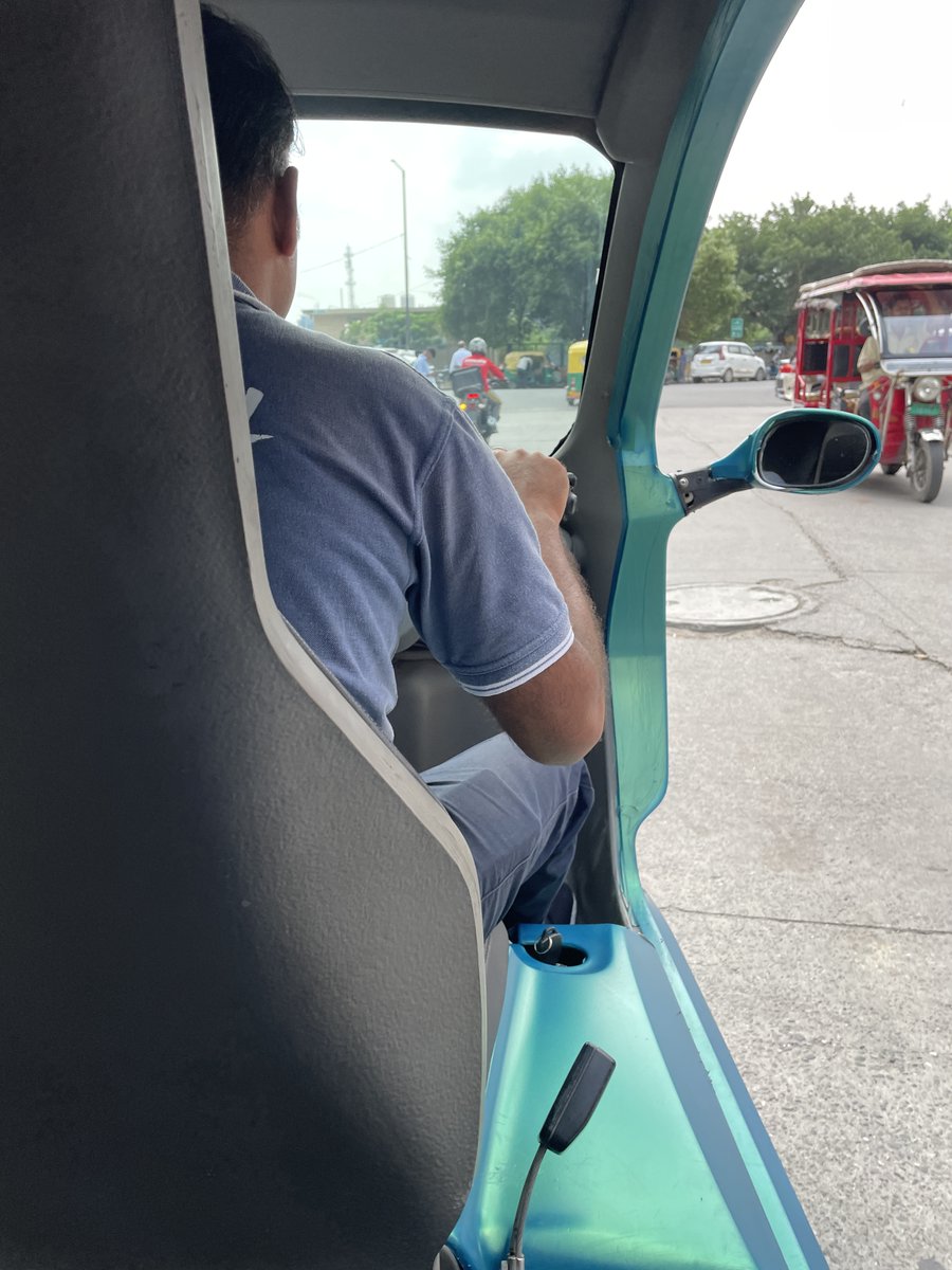 SoniaMinochka's tweet image. Tried the compact, mouse-like Zbee EV between Noida metro &amp;amp; DLF Mall for the first time. It’s been around for years, though!
Company says it uses just 4 kWh/100 km vs 20 kWh for typical EVs, 5× more efficient. Do not know its cost but looks neat! 
#India2025 #EVinIndia