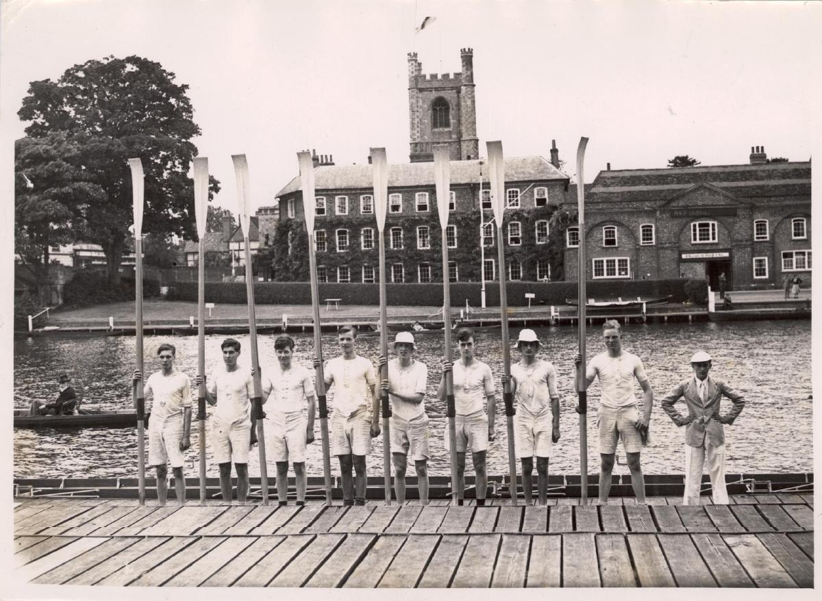 river_rowing's tweet image. Day 4 of @HenleyRegatta and today we are sharing an image of the Eton crew, stood on the Leander landing stage with their oars, after winning the Ladies&apos; Plate at Henley Royal Regatta c1940.

#Rowing #History