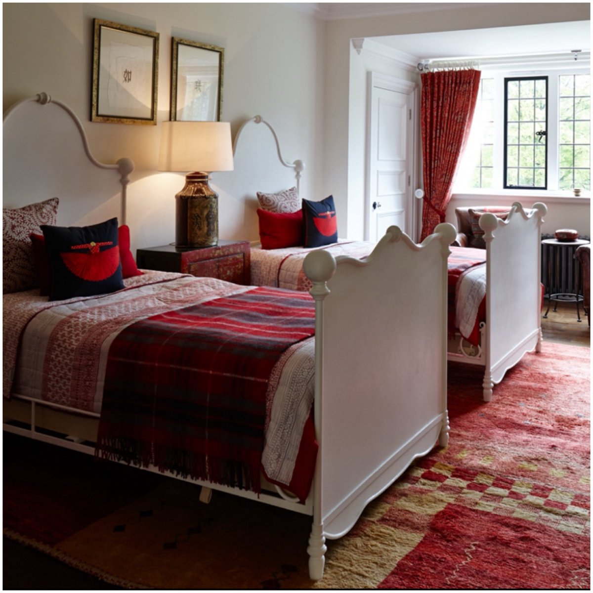 #pictureoftheday SURREY HILLS COUNTRY MANSION - Guest Bedroom 

The client was keen to incorporate existing pieces of furniture from various family trips abroad into the new design. These pieces were distributed amongst the rooms in the house.

mauriziopellizzoni.co.uk
