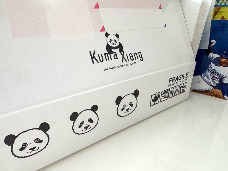 しばらく東京を離れていたため、以前注文していた kuma Xiang さんのシャンシャングッズを今日、やーっと開封できました！
どれも本当に可愛い！梱包の箱まで可愛くて、開ける前から気分が上がりました。
ショルダーバッグは上野で見かけて以来ずっと気になっていたので、今回購入できてとても嬉しい😊