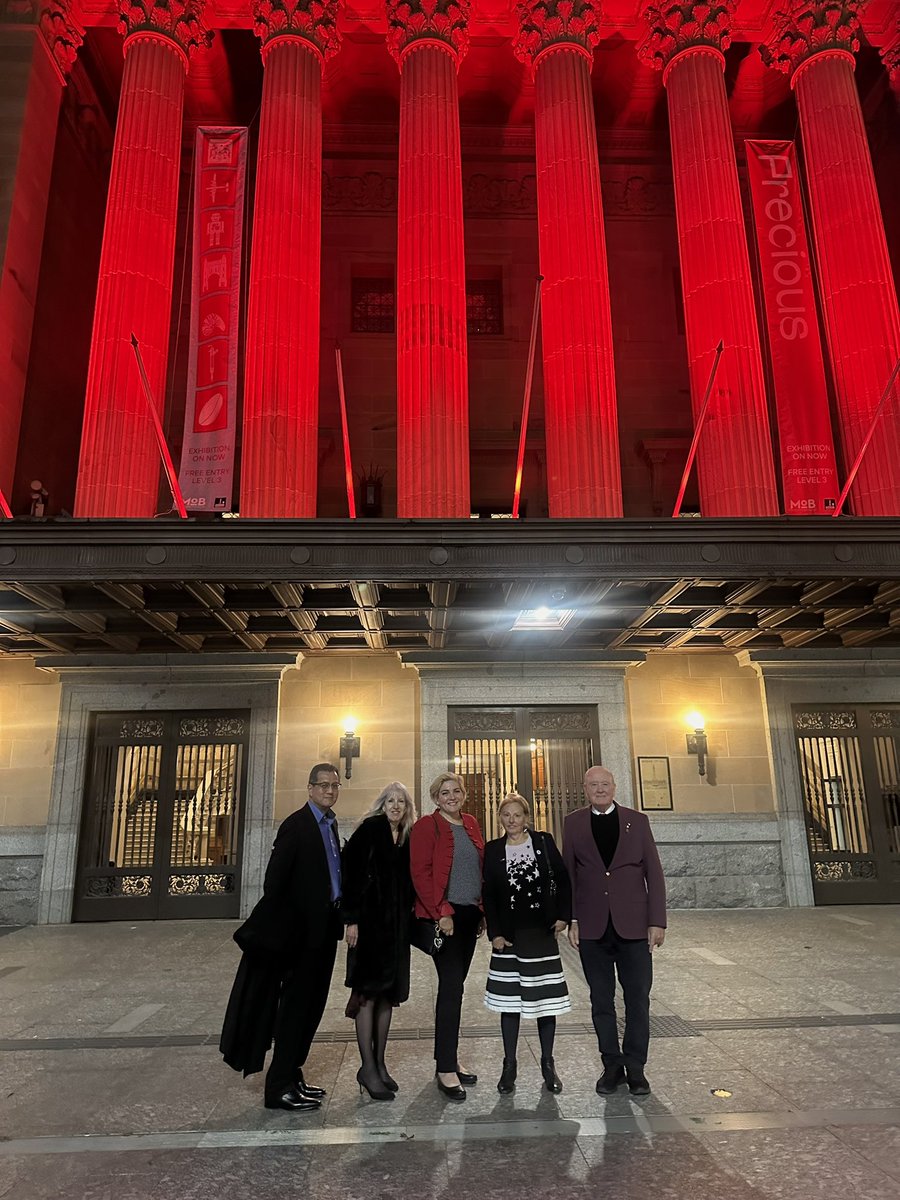 BaldeviaEilis's tweet image. Celebrating our 🇺🇸 USA #IndependenceDay with a #4thofJuly Civic Reception, hosted by Lord Mayor, @AdrianSchrinner and special #TeamBNE cake from #GateGourmet for our #SFO based @united crew today! 
🎆 🇺🇸 🎇 
#beingunited #goodleadstheway