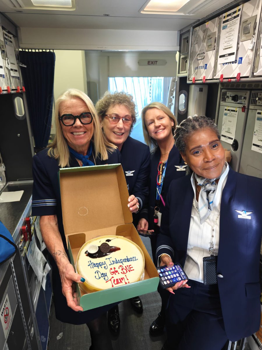 BaldeviaEilis's tweet image. Celebrating our 🇺🇸 USA #IndependenceDay with a #4thofJuly Civic Reception, hosted by Lord Mayor, @AdrianSchrinner and special #TeamBNE cake from #GateGourmet for our #SFO based @united crew today! 
🎆 🇺🇸 🎇 
#beingunited #goodleadstheway