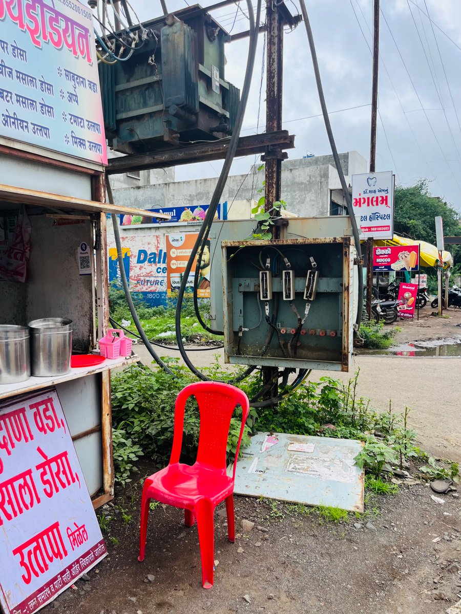 sgvarti's tweet photo. ⚠️ Danger alert!
An open DTC near Ashtha Hospital &amp; CB Pump, Nandurbar poses a serious risk — especially for children playing nearby. Immediate action needed to cover and secure it before tragedy strikes! 🚸⚡

@MSEDCL @NandurbarPolice @CollectorNdb

#SafetyFirst #Nandurbar https://t.co/ptxh9OoGoQ