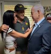 lalyderai's tweet image. מכתב מאם לאם
עינב יקרה,
תודה. פשוט תודה. בתמונות שראינו אתמול יש כוח ריפוי. העם שלנו זקוק לו כמו אוויר לנשימה.
יש בתמונה הזו נחמה. נחמה גדולה.
אל תקשיבי לציניקנים.
אל תקשיבי לאינטרסנטים.
תקשיבי ללב שלך. לב של אמא.
תודה.
יהי רצון שבזכות המעשה הזה של אהבת חינם, יחזרו…