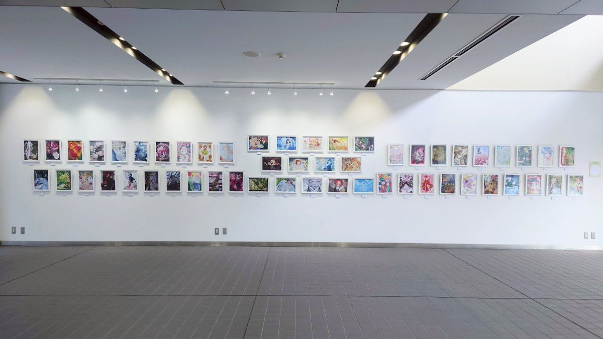 【学内展示のお知らせ】

『 ロリィタ展 』 &amp; 『 植物展 』

会期：6月26日(木)〜7月4日(金)
会場：玄関ホール

ただいま玄関ホールにて、城咲ロンドン先生presents
コミックアート2年生と専攻科生による展示が開催中です🌷
ロリィタ×○○と植物をテーマに制作された個性豊かな作品が揃っています✨