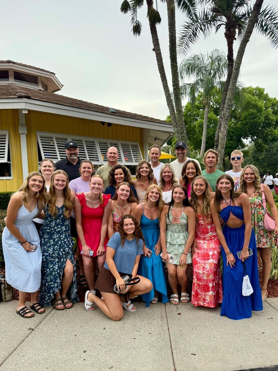ReaganWallraff's tweet image. I can’t believe the season is over. I’m so grateful for my teammates who all became family, our coaches who believed in us, and to all the parents who supported us every step of the way. The friendships and memories we made were so amazing!! 💚🤍#family