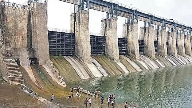 మంజీరా బ్యారేజీ పిల్లర్లకు పగుళ్లు

నీటి పారుదల శాఖ నిర్లక్ష్యంతో ప్రమాదంలో పడ్డ జంట నగరాలకు మంచి నీరు అందించే బ్యారేజీ

మరమ్మతులు చేయకపోవడంతో కొట్టుకుపోయిన ఆప్రాన్ (కాంక్రీట్ నిర్మాణం)

ఈ సంవత్సరం మార్చి 22వ తేదీన మంజీరా బ్యారేజీని పరిశీలించి, బ్యారేజీ నిర్వహణ, పర్యవేక్షణ లోపాల