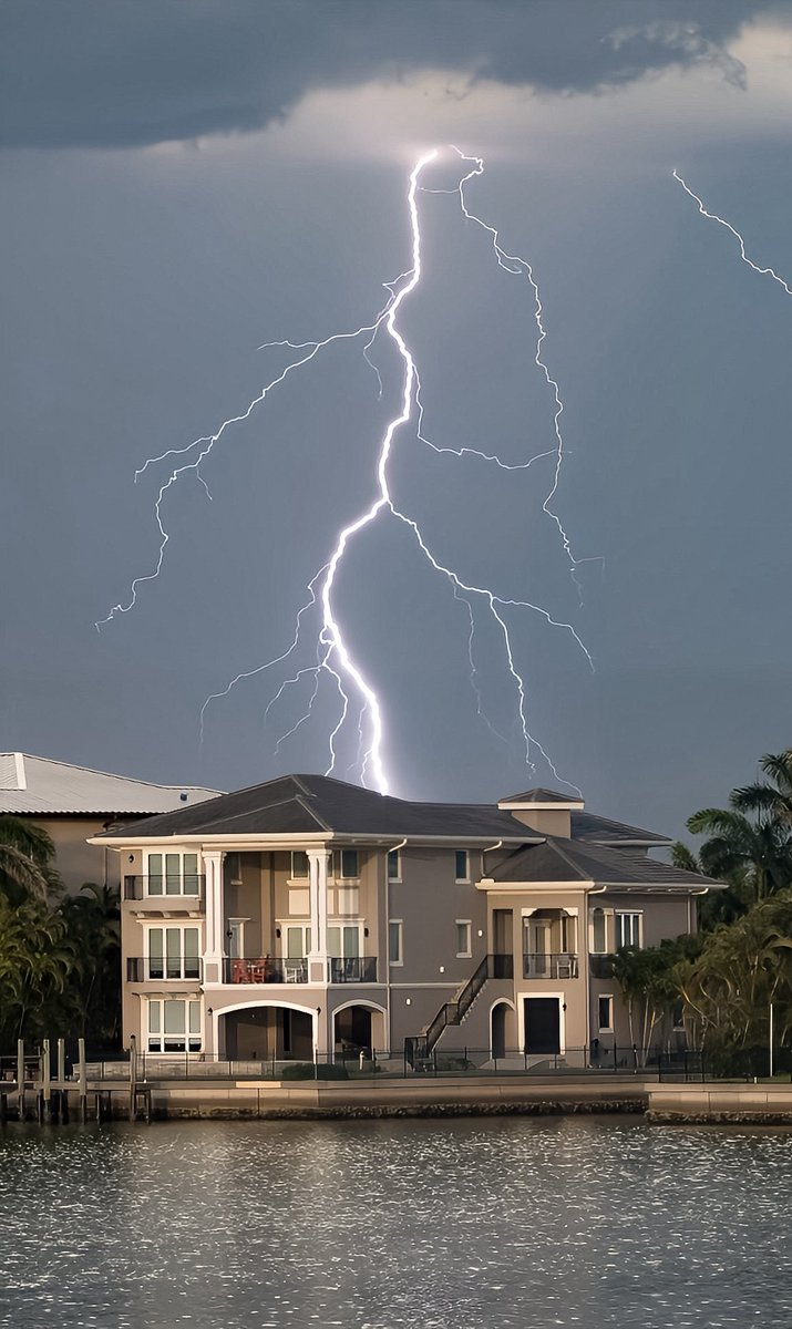 weatherbryan's tweet image. I captured these two completely different looking bolts this evening.
⚡️1st Photo: Forked Lightning. The ionized branches are more noticeable when parts of the discharge don’t fully connect with the ground but still emit light.
⚡️2nd Photo: Non-Forked (or Single-Channel)…
