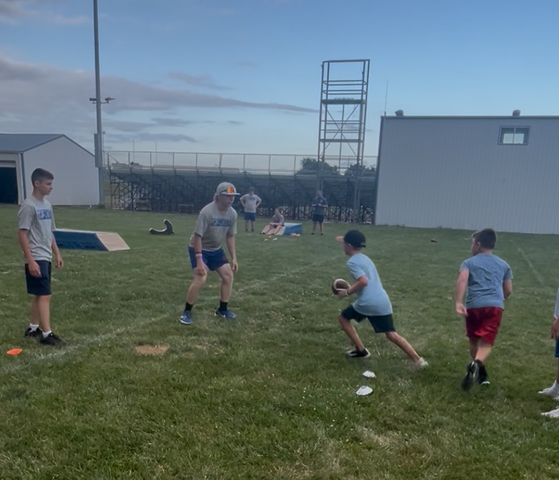 HeadcaseKicking's tweet image. Worked offensive and defensive skills with the elementary aged Minutemen yesterday and today.
Kickouts, Buck laterals, blitz targets, and tackling.
Smaller group tonight because of the weather, but tons of fun and learning!
Become Your Best!