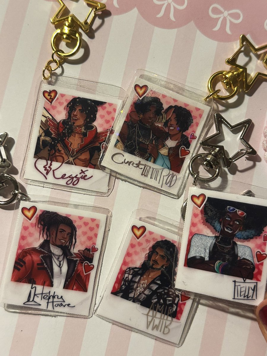 CH41NS4W_K1TTY's tweet photo. (date everything realized spoilers)
Made keychains of my f/o's and faves.. (gold = mwah mwah thats my partner) (silver = thats oomf)
#dateeverythinggame #dateeverything #dateeverythingspoilers https://t.co/WtRegLewaZ