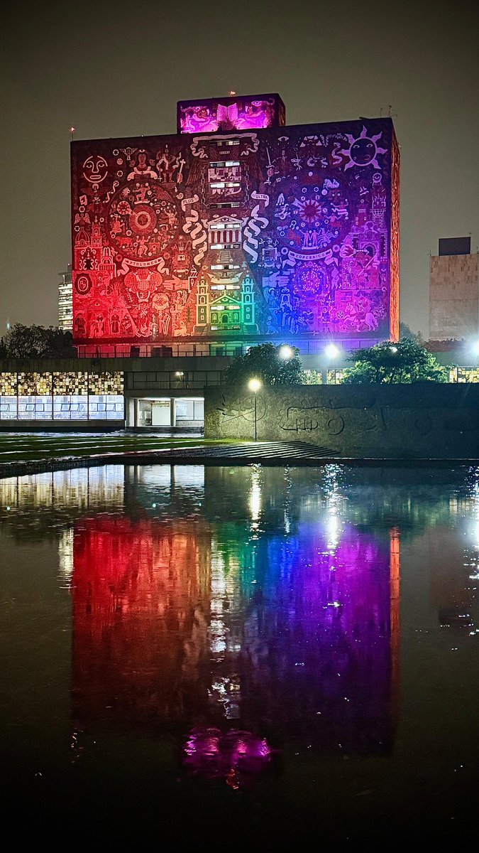 El espejo de agua de #CU refleja los colores de la diversidad desde la Biblioteca Central, en el marco del Día Internacional del Orgullo LGBTIQ+ 🏳️‍🌈 que se conmemora el próximo 28 de junio. Una muestra de que el respeto, la inclusión y la libertad se viven en nuestra Universidad.