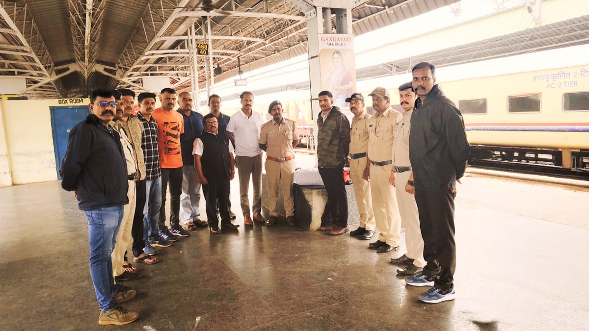 #NARCOS: RPF/Hubballi seized an unclaimed bag containing of Ganja weighing about 5.123 Kgs, V/Rs.5,00,000/-, at PF No.03 of Hubballi Railway station. Further, the seized ganja was handed over to Inspector Excise Hubblli. <a href="/RPF_INDIA/">RPF INDIA</a>