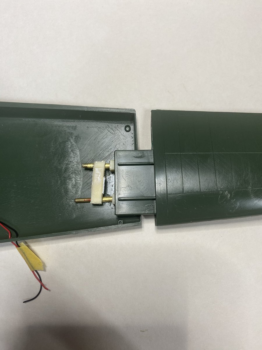 TUL3IqRxy5fbIm5's tweet image. 月例会製作記(3) ギガント
取り外し式の外翼は真鍮パイプと真鍮線で固定出来るようにしました。胴体はモスラの幼虫みたいです。翼とエンジンを付けてこれから塗装します。
