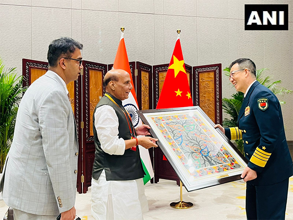 ani_digital's tweet photo. Rajnath Singh gifts Madhubani painting from Bihar to Chinese counterpart Don Jun
Read @ANI Story | https://t.co/j3LxXKVi8u
#China #India #RajnathSingh #madhubanipainting #Bihar #DonJun #SCO https://t.co/EAmQhy3pOw