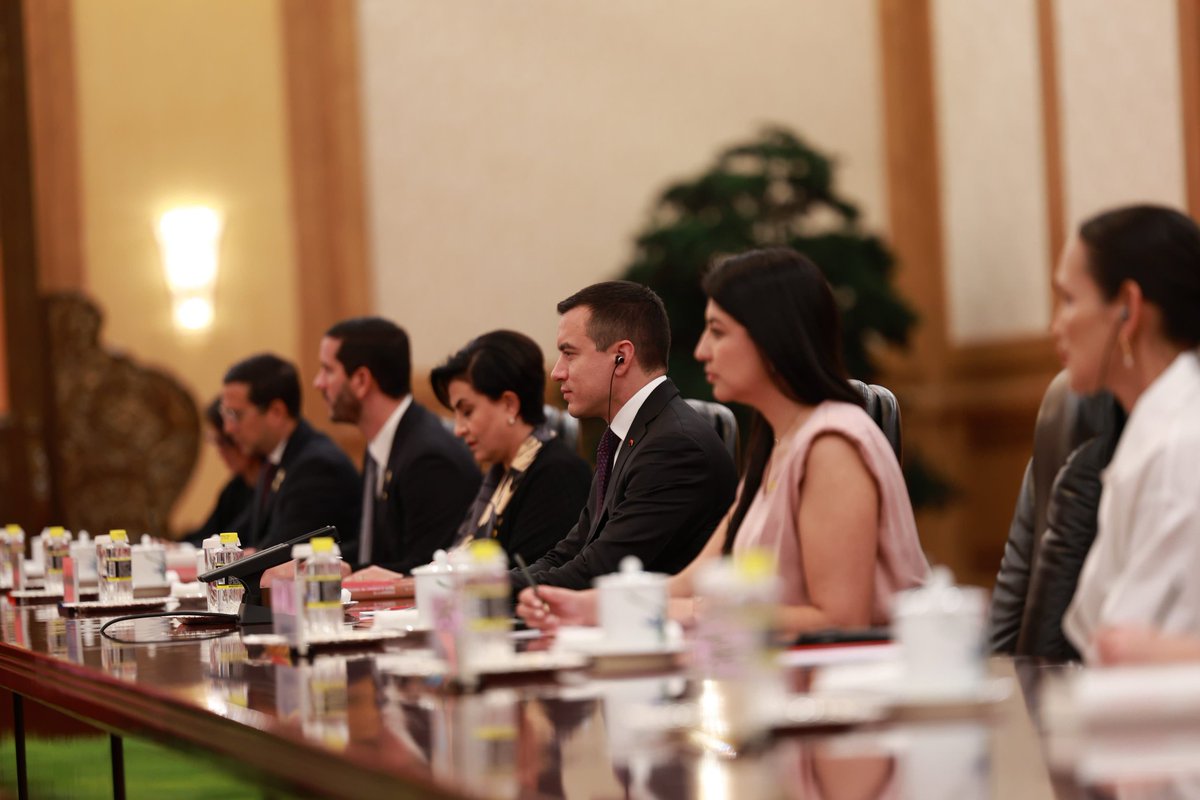 Presidencia Ecuador 🇪🇨 (@presidencia_ec) on Twitter photo Ecuador y la República Popular China fortalecen lazos de cooperación y comercio. 🇪🇨🤝🇨🇳
El presidente <a href="/DanielNoboaOk/">Daniel Noboa Azin</a> y su homólogo Xi Jinping mantuvieron un encuentro junto a sus delegaciones donde reconocieron sus lazos históricos y la oportunidades de cooperación entre las dos Ecuador y la República Popular China fortalecen lazos de cooperación y comercio. 🇪🇨🤝🇨🇳
El presidente <a href="/DanielNoboaOk/">Daniel Noboa Azin</a> y su homólogo Xi Jinping mantuvieron un encuentro junto a sus delegaciones donde reconocieron sus lazos históricos y la oportunidades de cooperación entre las dos