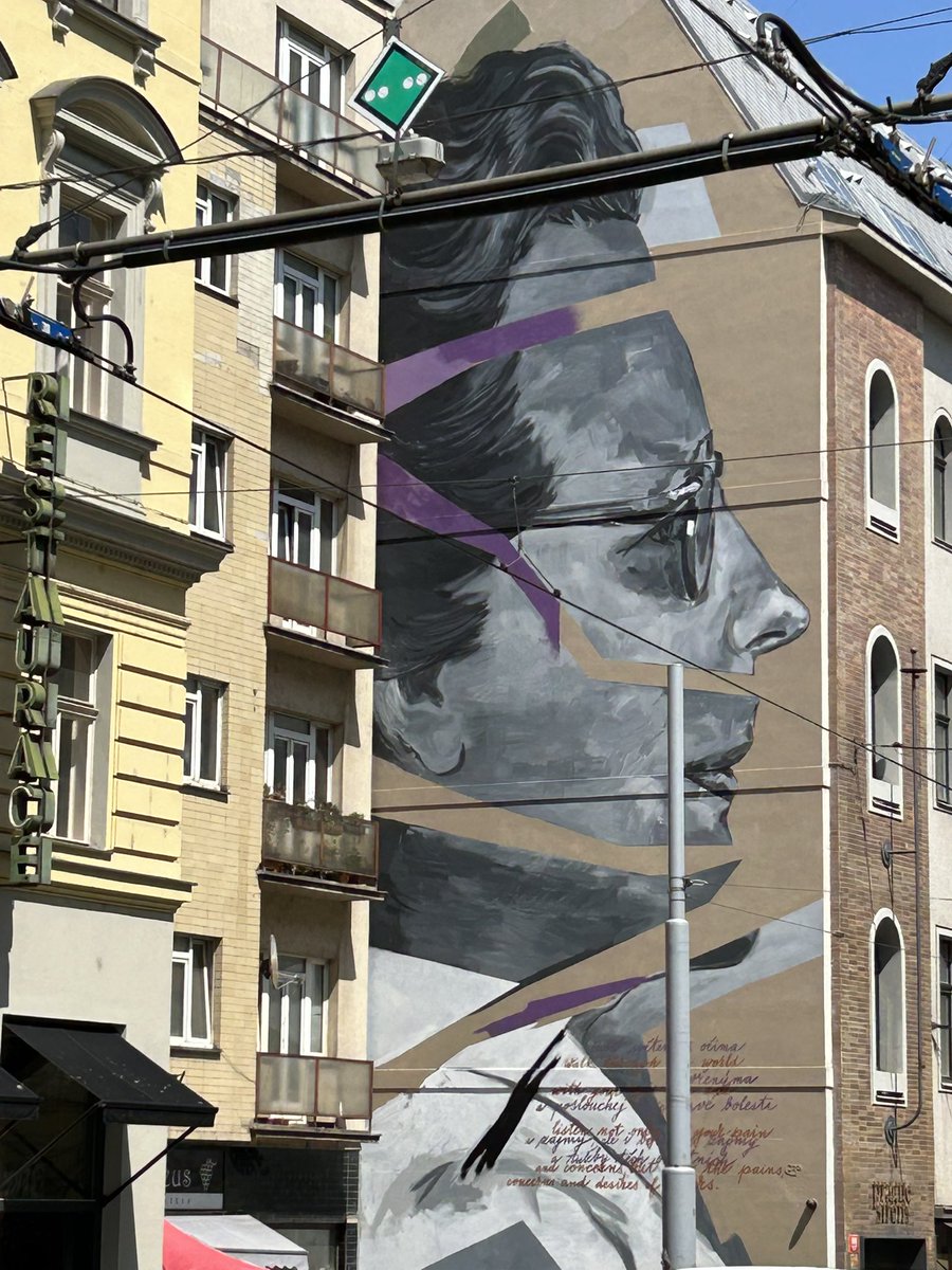 Šla s hlavou vztyčenou.