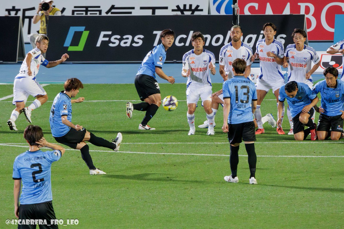 キャップの美しいFKより、神田くんのエグい太腿と高井くんのヘアバンドが気になる様子に目がいってしまう😆
#脇坂泰斗 選手 #神田奏真 選手 #高井幸大 選手 #frontale