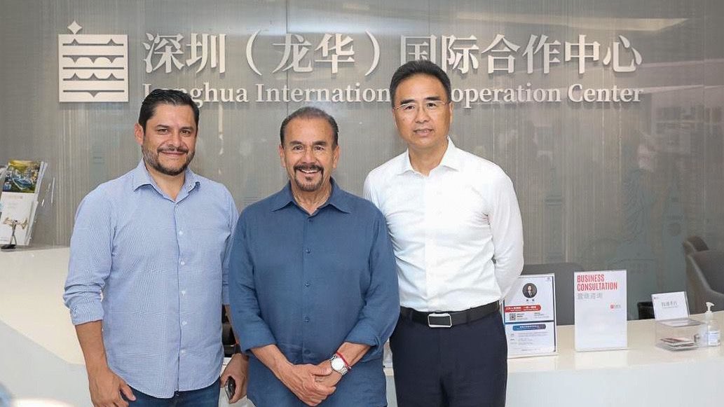 En días pasados, arrancamos una gira de trabajo por China, buscando soluciones e inversiones que fortalezcan a los gobiernos municipales ante los retos del presente.

Tuve el honor de ser recibido en el Centro de Cooperación Internacional de Longhua por Wang Dianjia, miembro del