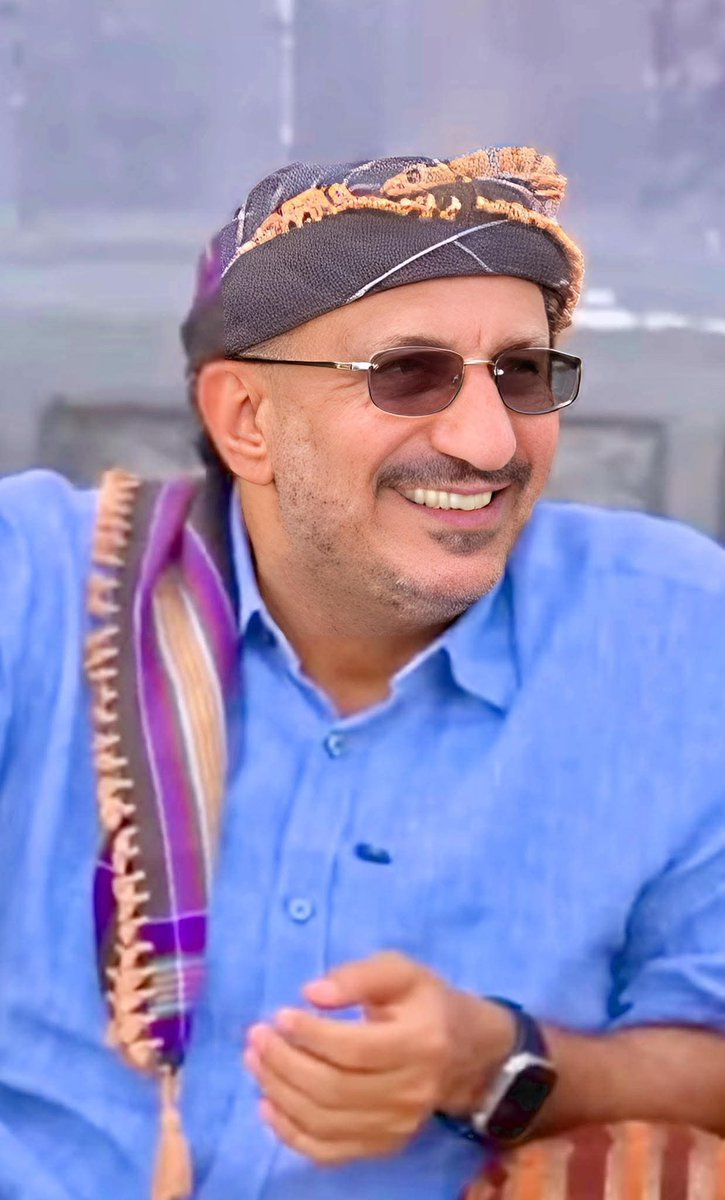 من مدينة المخا إلى الخوخة ومن ذوباب إلى الوازعية إلى موزع يمرّ العميد طارق صالح كعادته ويتقدّم في صمت القادة الذين لا يتحدثون إلا بما تنجزه الأفعال لا ما تصوغه الشعارات
يخرج طارق إلى الميدان إلى الجبهة إلى الناس يشرف على مشاريع صحية وخدمية الى توسيع الطرق والتعليم وبناء وترميم