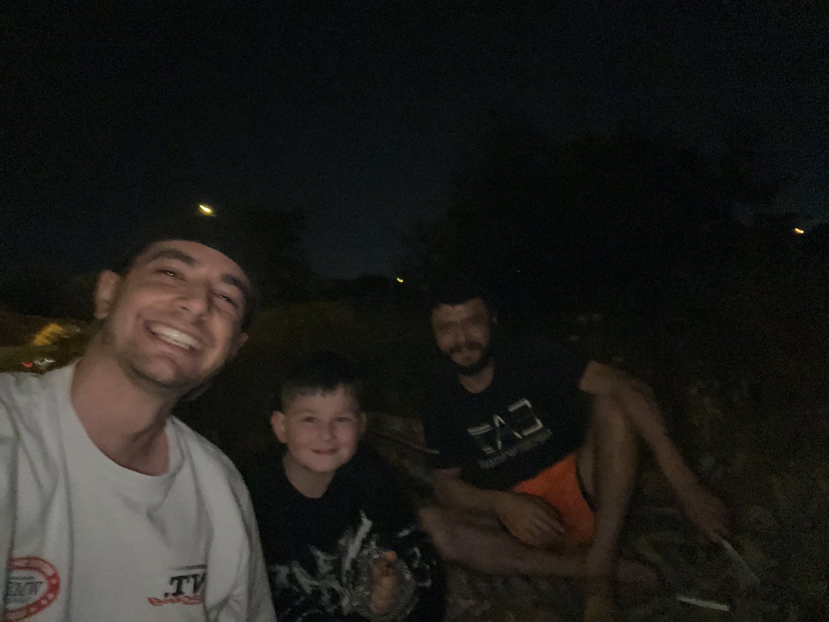 🔴 YARDIM ÇAĞRISI – LÜTFEN PAYLAŞIN  🔴 lütfen 

az önce ormanda bir yerde oturuyordum yanıma bir adamla 8 9 yaşlarında bir çocuk geldi. Müsaade varsa halıyı sersek olur mu dedi

Adam 5 yıldır sokakta yaşıyor 6 yıl önce geçirdiği trafik kazasında bi bacağından kısmi sakat kalmış.