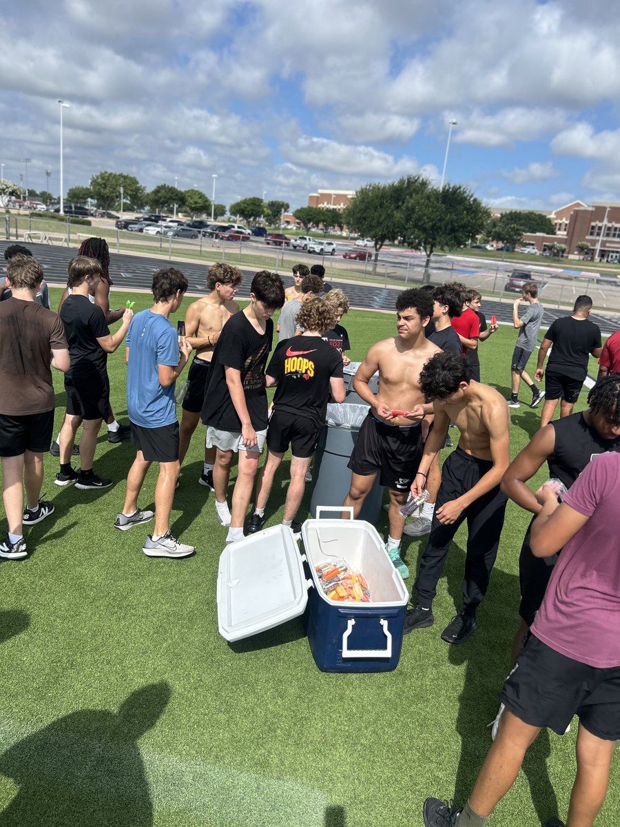 CHSChargerFB's tweet image. Best way to finish off Phase 1 of 212 Workouts and beat this Texas heat?🥵🌡️
POPSICLES‼️
Also, Congratulations to our Chargers of the Week, these young men are setting the standard and building the Culture‼️⚡️🧱
#GetChargedUp /// #TXHSFB