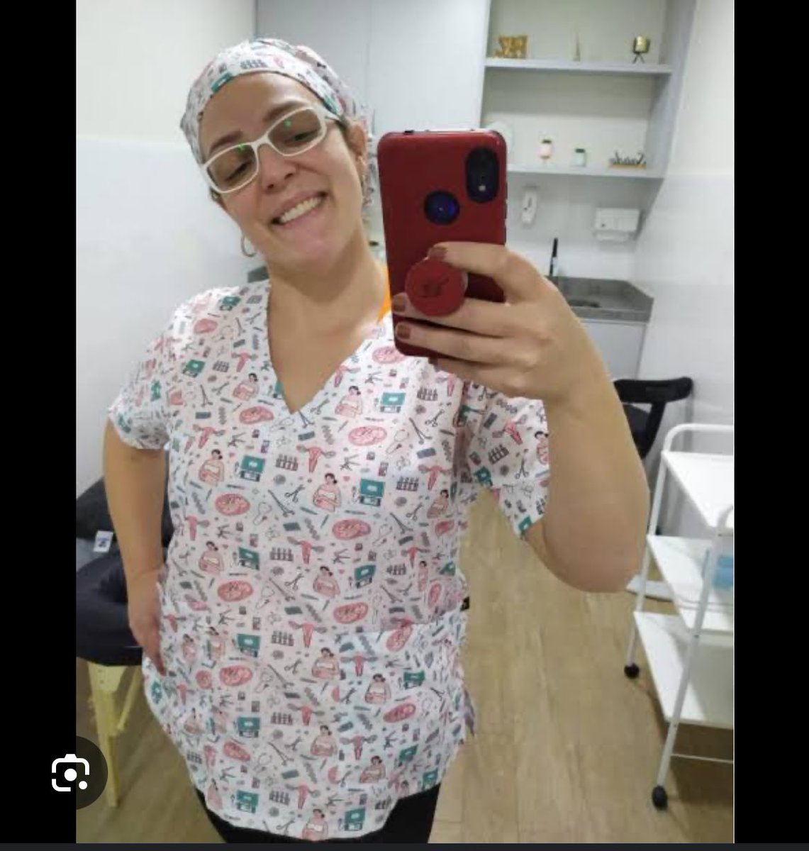 effy_stoonem's tweet photo. eu e minha mana @anafalkenberg assim no primeiro dia de estágio c scrub de gatinho na pediatria https://t.co/XZbUjgyUWW