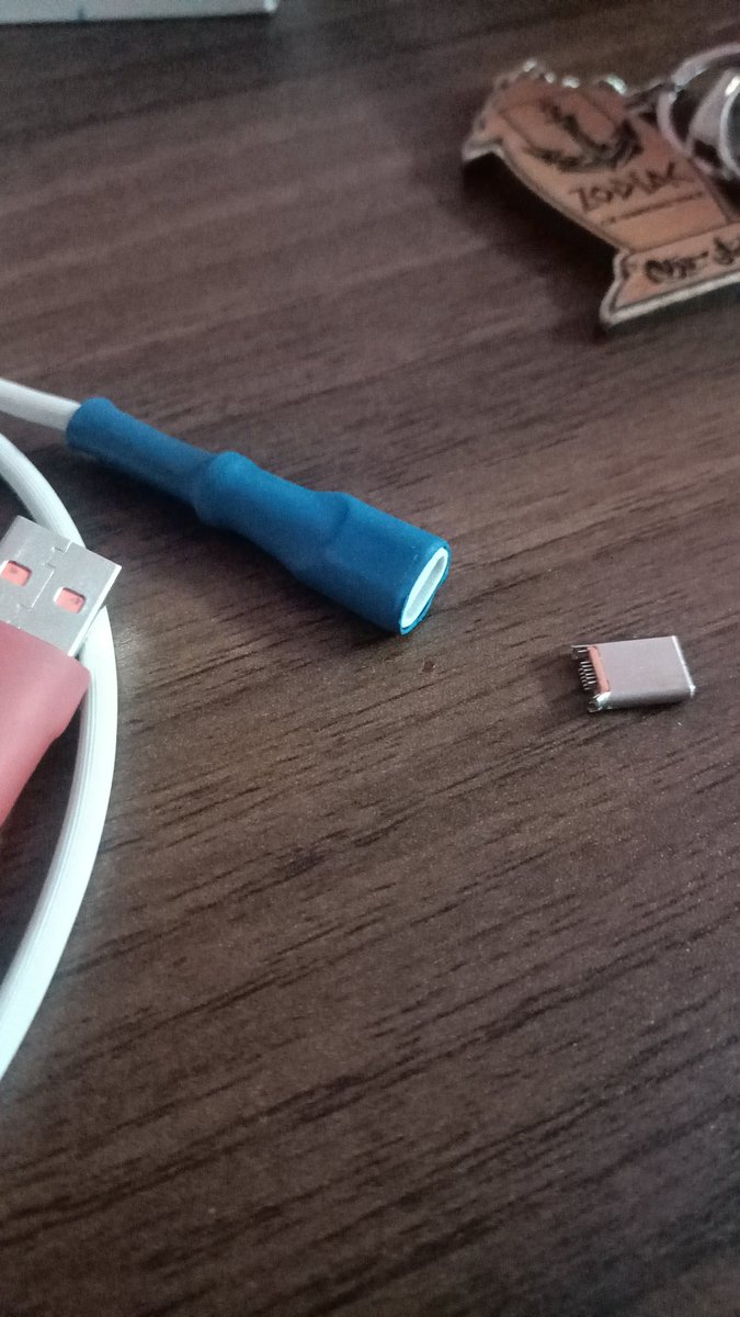 خدت قرار اني ادخل اكلم حد بعد كتير اوي مش بنتكلم وانا بحط الفون على الشاحن الشاحن اتكسر  فحسيت إنها إشارة  وداخلة انام 🙂🚶🏻‍♀️🚶🏻‍♀️