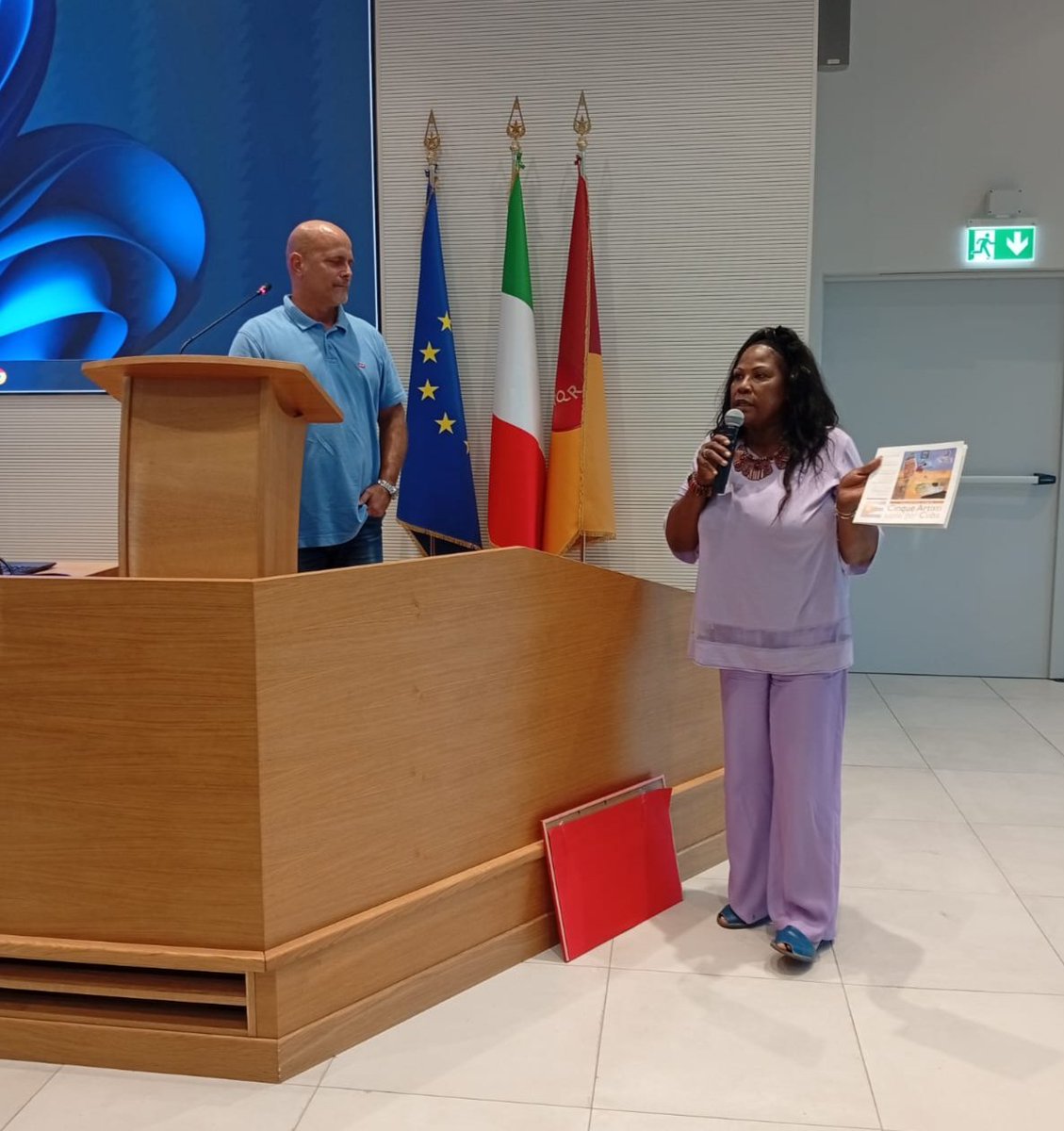 Al encuentro en el Aula Magna de la Universidad Roma Tre, asistieron también cubanos de los que "aman y fundan", que residen en Italia, pero llevan a #Cuba en sus corazones, y promueven la solidaridad con su patria. 
#CDRCuba #TumbaElBloqueo
