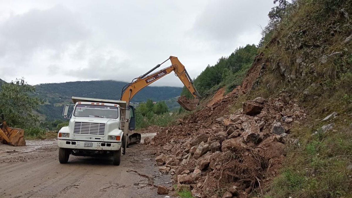 Ante las afectaciones generadas por el paso del huracán Erick, la Secretaría de Infraestructura realizó trabajos de limpieza, recuperación de viviendas y liberación de caminos con maquinaria especializada en 10 municipios de Puebla.