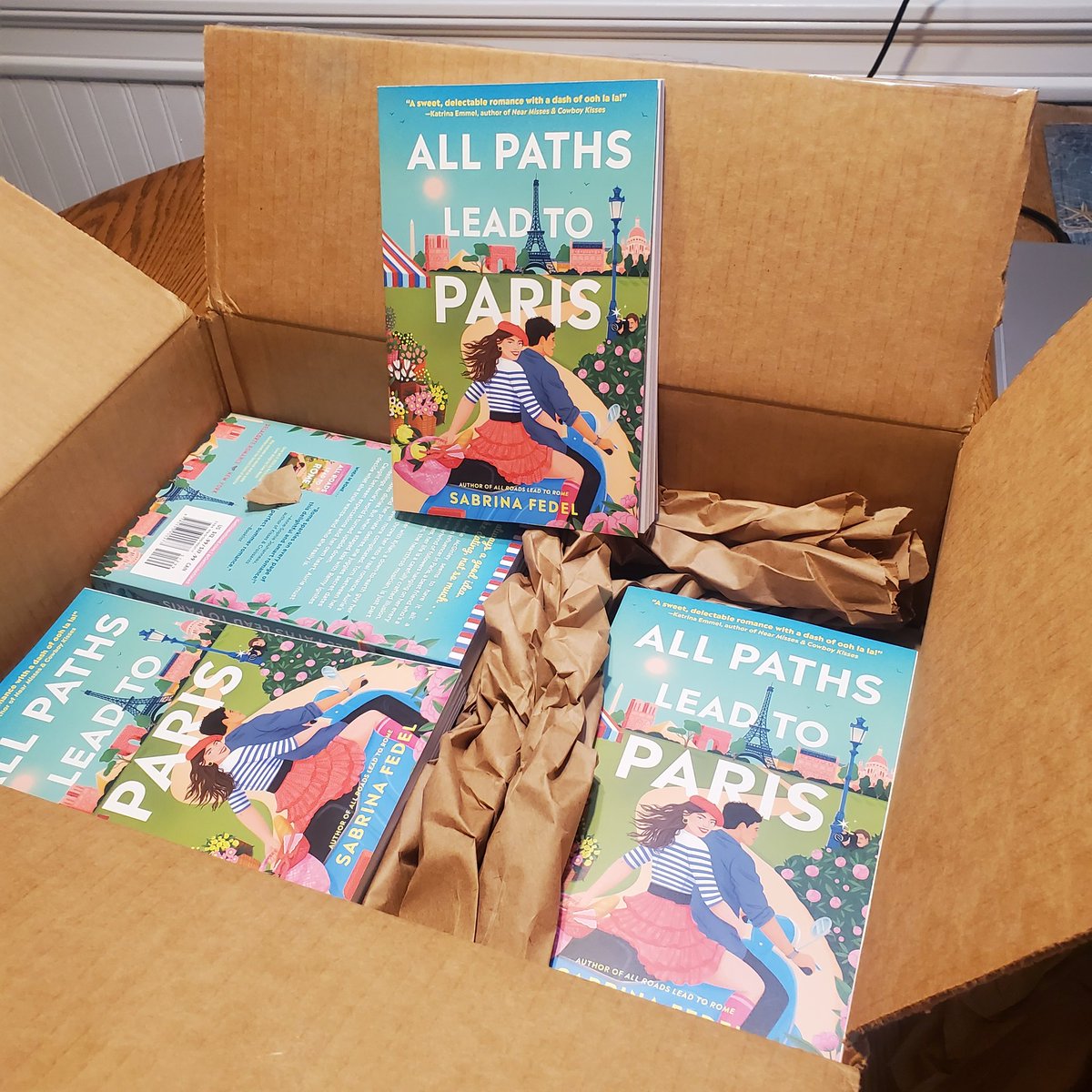 Michelle4Laughs's tweet image. I love getting boxes of client books! #yaromance #fakedating #yaromancenovels #Paris @StormLiterary
