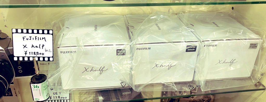 富士フイルムのX half！

3色！

当店にも入荷致しました！

お取置きは致しておりませんので、店頭にて直接ご購入ください。
どうぞ宜しくお願い致します！