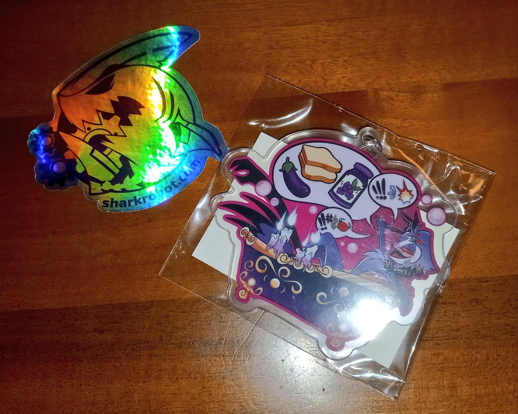 Aun no lo he sacado del empaque pero lo ame! Aqui el llaverito de stolas que estuve esperando por unos buenos dias y vino con un sticker holografico de regalo 😭🔥 #HelluvaBoss #furry #furro #llavero #sharkrobot #Vtuber