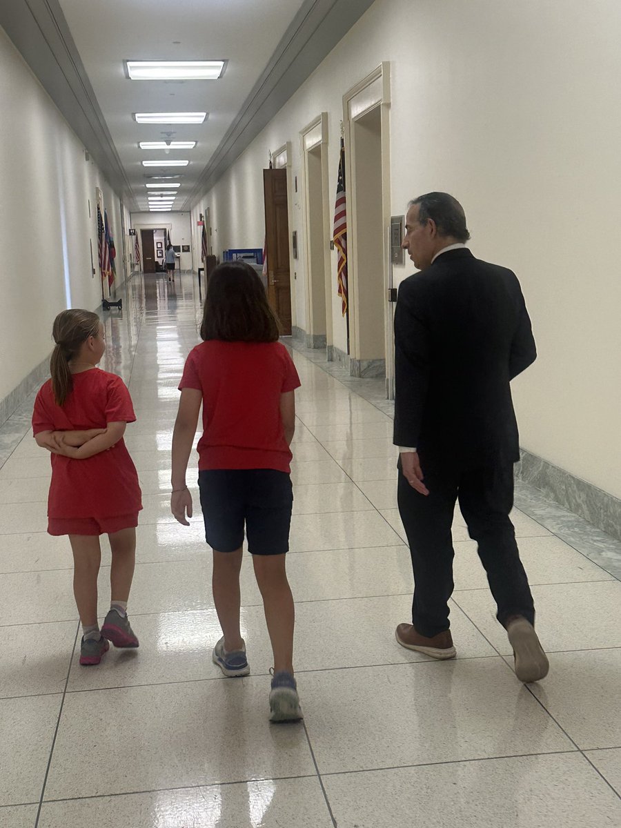 CleanAirMoms_DC's tweet image. What a lovely surprise to run into climate champ @RepRaskin himself on our way to his office! Today, we were visiting Congressional offices to remind them that their constituents want clean air & a healthy future and they must fight hard to protect us during #Reconciliation🚨