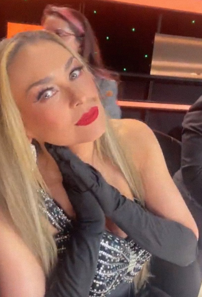 karolinsd1's tweet photo. La chica del labial rojo 
#MissUniverseElReality #MULER https://t.co/BqPSECvubz