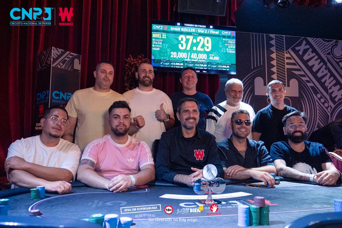 ♣️ ¡Ya tenemos Mesa Final del High Roller en el #CNPWMurcia! 🔥 9 jugadores, un trébol en juego y 30.000€ esperando al campeón 💰

Así se sientan en la batalla final:
1️⃣ Iwan Molina 900k
2️⃣ Tomasz Zydorczyk (POL) 1.630M
3️⃣ Nuno Andrade (POR) 385k
4️⃣ Serge William (FRA) 600k
5️⃣