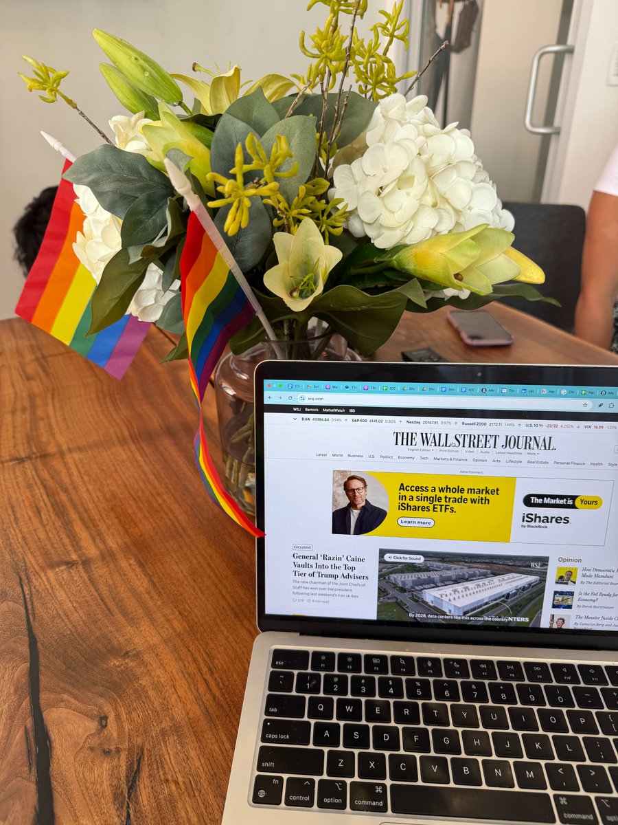 TheHatchAgency's tweet image. Hatchlings celebrated Pride 🌈 with each other in the SF office with some sweet treats 🍭