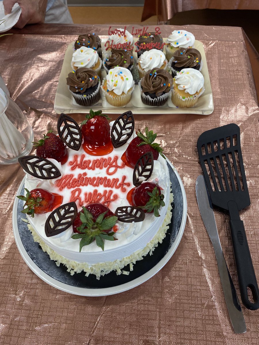 Lots of events happened at Bessette this week! Flash back to our farewell gathering for staff on Tuesday. Delicious treats provided by Ms. Bolognese and the Social Team!🫶🏾♥️  #DPCDSB